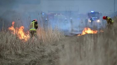 23 Mart 2022 Krakw - Tyniec, Küçük Polonya. İtfaiyeci Kuru Yanan Çayırlarla ve Esen Rüzgarla Savaşıyor.