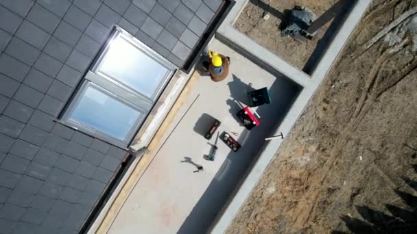 Вид Воздуха Кавказского Строителя Носящего Жёлтую Шляпу Отделка Балконов Недавно — стоковое видео