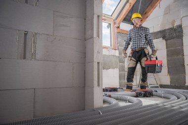 Yeni geliştirilmiş Ev Sıcaklığı Kurtarma Sistemi Kurulumu. HVAC Havalandırma ve Kurtarma Modern Teknolojileri. Profesyonel Kafkas Kurucusu.