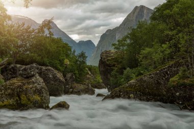 Norveç 'in güneybatısındaki buzul nehri. Güzel İskandinav Manzarası.