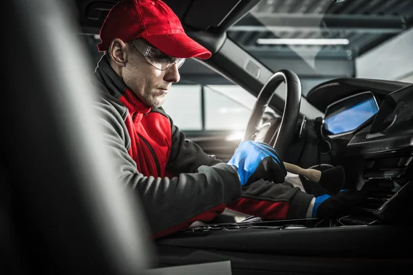 Trabajador Detallado Automotriz Con Cepillo Suave Dentro Vehículo Limpieza Interior —  Fotos de Stock