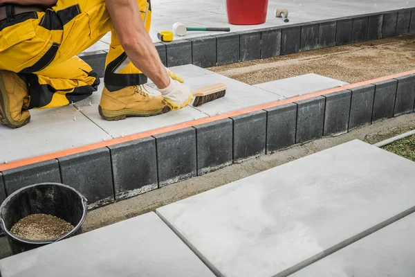 Κατοικίες Backyard Κήπος Σκυροδέματος Τούβλα Paving Performed Professional Caucasian Worker — Φωτογραφία Αρχείου