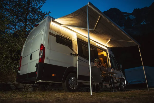 Camper Van Travel Trabalho Remoto Foto Conceitual Homens Caucasianos Trabalhando — Fotografia de Stock