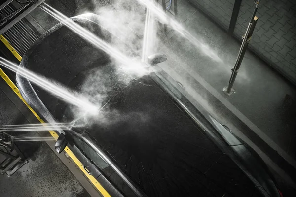 タッチレス車内の高圧洗浄システムの下で現代の車は 空中ビューを洗う 自動車洗浄技術 — ストック写真