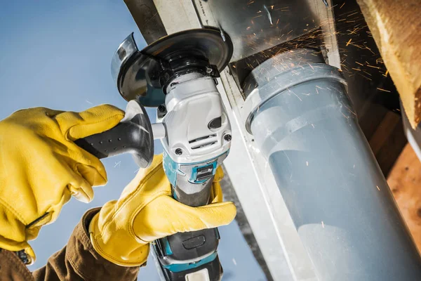 Thema Bouwnijverheid Draadloos Cirkelzaag Elektrisch Gereedschap Actie Werknemer Snijden Metalen — Stockfoto