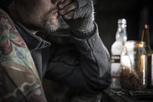 Hajléktalan Alkoholista Kaukázusi Férfi Éveiben Közelről Alkoholizmus Probléma Fogalmi Fénykép — Stock Fotó