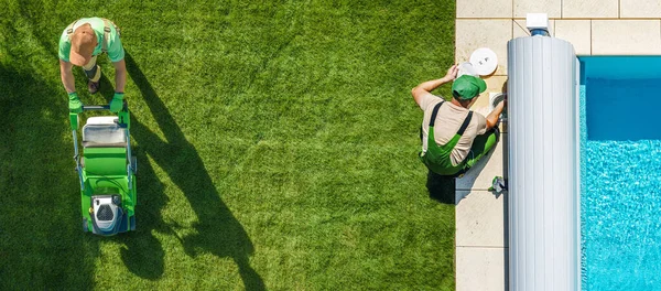 Dos Trabajadores Jardinería Paisajismo Realizan Mantenimiento Del Patio Trasero Hombre —  Fotos de Stock