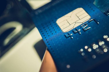 Mavi Kredi kartı ya da yakın çekimde çipli banka kartı. Dokunulmaz Ödemeler ve Banka Konsepti.