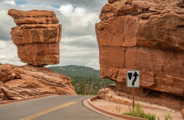 Colorado Springs Garden of the Gods Park Entrance with Zıplayan Kaya. Amerika Birleşik Devletleri.