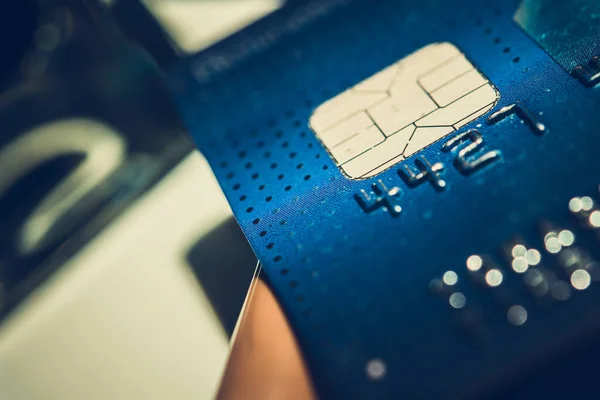 Cartão Crédito Débito Azul Com Chip Uma Mesa Close Pagamentos — Fotografia de Stock