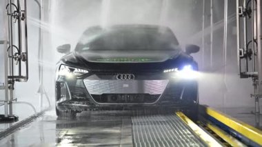 1 Nisan 2022, Krakow, Küçük Polonya. Audi Etron GT Dokunulmaz Araba Yıkama..