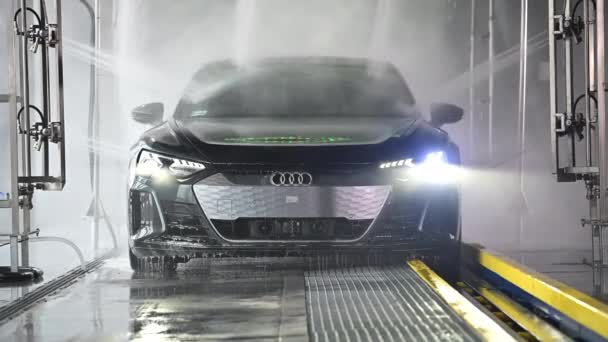 Dubna 2022 Krakov Malé Polsko Audi Etron Touchless Car Wash — Stock video