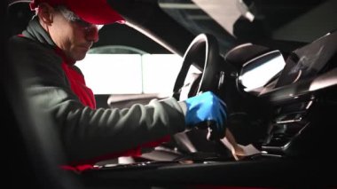 Araba Temizleme Aracının İçindeki Yumuşak Fırçayla Otomotiv Detaylı İşçisi Nazikçe. Otomotiv Teması.