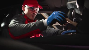 Otomotiv endüstrisi. Araç Detaylı Temizleme Hizmeti Temizleme Araç Kontrol Paneli Özel Fırça Kullanımı. Ulaşım TemasıName.