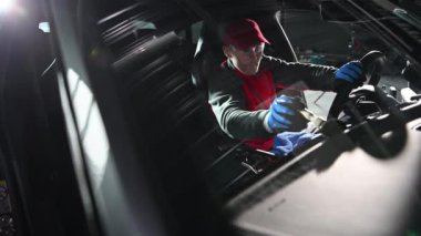 Modern Araba Detaylandırma İş. Kafkas Erkekler Temizlik Araç Panosu Fırça kullanarak. Taşımacılık Sektörü.