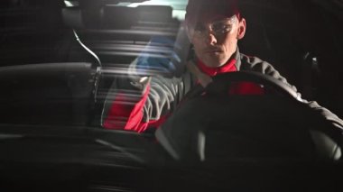 Araba iç ayrıntılı Beyaz Otomotiv Sanayi işçisi. Araç temizlik bakım. 