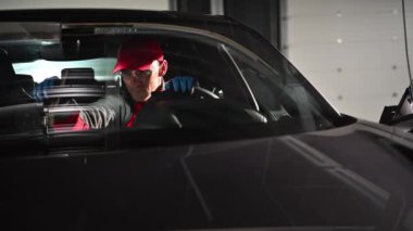 Detaylandırma ve Araba Temizleme İşçi Cilalama Araç Elementleri. Otomotiv Endüstrisi TemasıName.