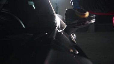 Pro Araç Detaylı Cilalama Modern Araç Kenarı Aynası Kullanımı Otomobil Polisher. Otomotiv Endüstrisi TemasıName.
