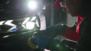 Araba Polisher Cilalayan Aracın Profesyonel Araç Detaycısı. Otomotiv Endüstrisi TemasıName
