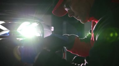 Modern bir arabanın Araç Polisher Cilalama Cephesi ile Araç Detaylayıcı. Ulaşım Endüstrisi TemasıName.