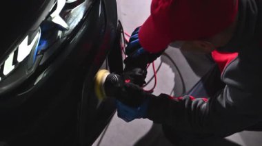 Pro Car Cilalama Aracı Polisher kullanıyor. Otomotiv Teması.