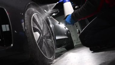 Kafkas Araç Detaylı İşçi Modern Araç Lastikleri ve Alloy Wheels ile ilgileniyor. Araç Detaylı Temizleme. Otomotiv Endüstrisi TemasıName.