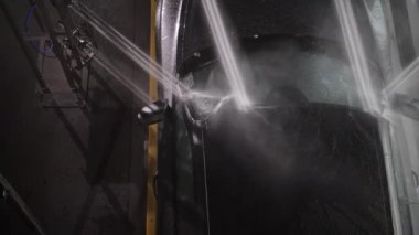 Modern Araç İçi Dokunulmaz Araba Yıkama Otomatik Araba Yıkama Süreci. Otomotiv Teması.