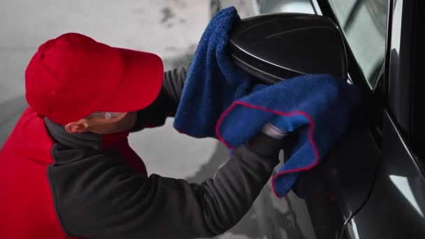 Professionele Blanke Auto Detail Werknemer Schoonmaken Zijspiegel Met Behulp Van — Stockvideo