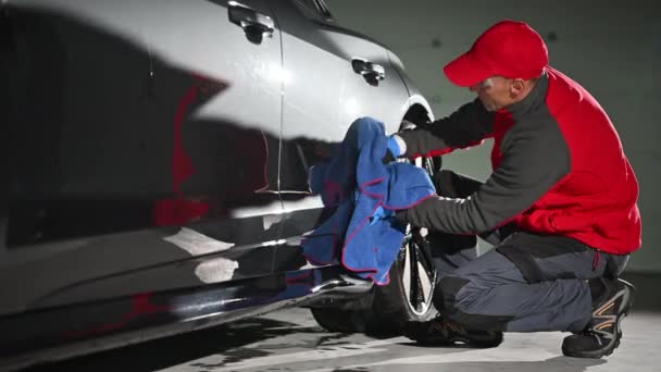 Professionelle Auto Detaillierung Arbeiter Reinigung Auto Mit Weichem Tuch — Stockvideo