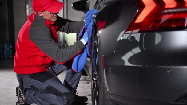 Car Detailing Worker Καθαρίζοντας Σώμα Οχημάτων Μαλακό Πανί — Αρχείο Βίντεο