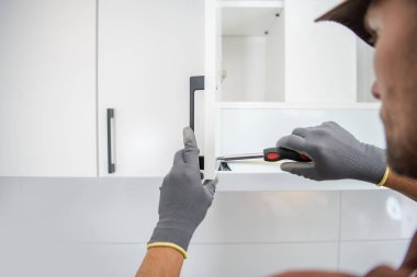 Beyaz ve Modern Mutfak Dolaplarını Bir Dairenin İçinde Birleştiren Kabin Üreten Müteahhit İşçi.