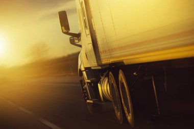 Semi Truck 'ı kullanarak uzun mesafe nakliye. Otobanda Günbatımı. Amerika 'da Ağır Görevli Taşımacılık.