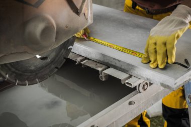 Güçlü dairesel testere kullanarak Ölçü Ölçüm ve Kesim Beton Blokları Boyutuna Göre İşçi. Endüstriyel Tema.