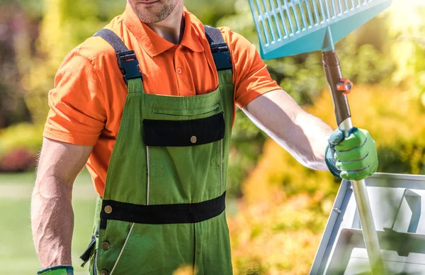 Caucasian Men His 40S Plastic Rake His Hand Backyard Garden — Stock Photo, Image