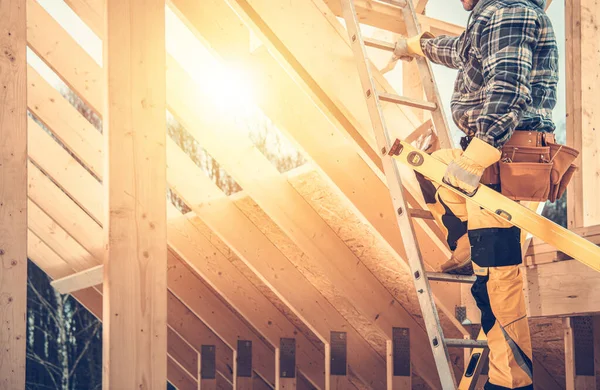 Bouwaannemer Met Spirit Level Zijn Hand Klimmen Een Ladder Nieuw — Stockfoto