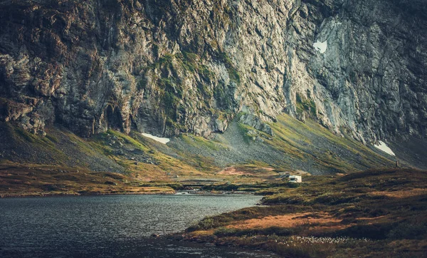 Drammatico Scenario Norvegese Con Lago Ripida Scogliera Montagna Vestland Norvegia — Foto Stock