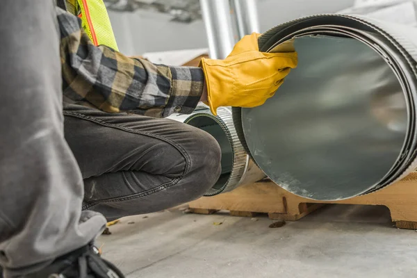 Trabalhador Comercial Construção Hvac Que Prepara Duto Metal Para Uma — Fotografia de Stock