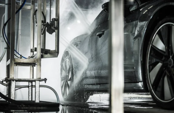Moderne Elektrofahrzeuge Inneren Der Berührungslosen Hochdruck Autowäsche Aus Nächster Nähe — Stockfoto