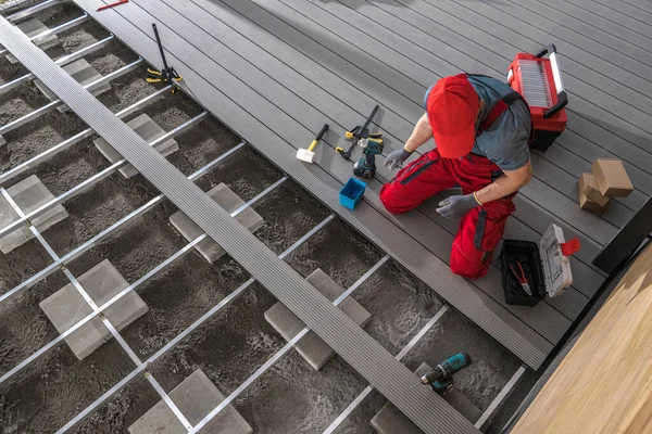 Verlegung Des Terrassenfußbodens Aus Verbundwerkstoffen Von Professionellen Bauarbeitern Thema Hinterhof — Stockfoto