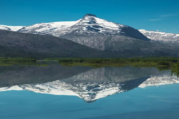 Refleksje Nad Jeziorem Norweskim Nordland County Saltfjellet Park Narodowy Svartisen — Zdjęcie stockowe