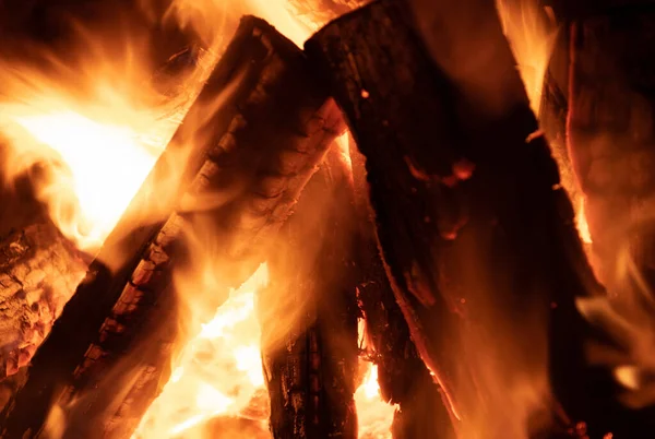 Zelten Brennende Holzscheite Lagerfeuer Aus Nächster Nähe — Stockfoto