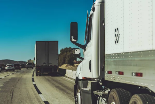 Sattelschlepper Konvoi Auf Einem Kalifornischen Highway Amerikanische Schwerlastverkehrsindustrie — Stockfoto