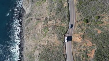 Sahne Kıyı Yolu 'ndaki C sınıfı karavan karavanı. Güney Kaliforniya Motorlu Taşıtlar Seyahati.