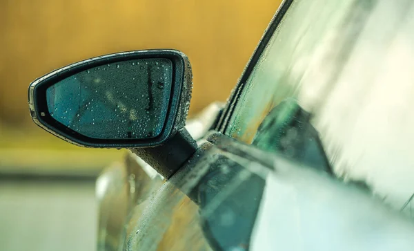 Tema Fordonsunderhåll Ren Och Fortfarande Våt Modern Fordonsspegel Efter Biltvätt — Stockfoto
