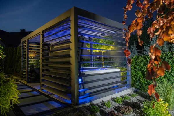现代花园内的热管铝制Gazebo 小型建筑元素 — 图库照片