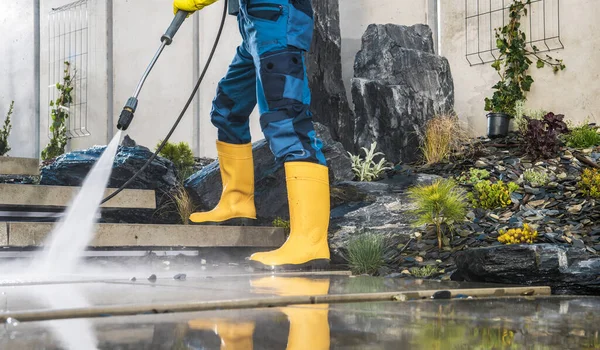 Pria Memakai Yellow Rubber Boots Tekanan Mencuci Elemen Beton Arsitektur — Stok Foto