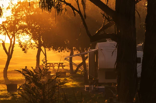 Гарячі Літні Вихідні Travel Trailer Getaway Сценічний Захід Сонця Кемпінгу — стокове фото