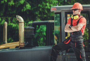 Profesyonel Kafkas Sürüngeni ya da 30 'lu yaşlarda buldozer operatörü Ağır Ekipmanların yanında kalıyor