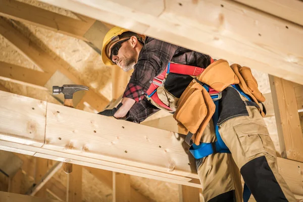 Professional Caucasian Carpenter Assembling Wooden Skeleton Frame Building Roof Wearing — Stock fotografie