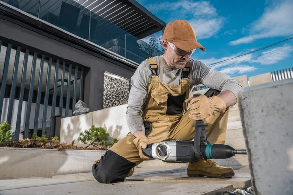 Beyaz Peyzaj Kuyusu Delme Delikleri LED Işıklandırma Kurulumu için Betonun İçindeki Profesyonel Kablosuz Sondaj Elementleri kullanıyor. Açık Merdiven Aydınlatma.
